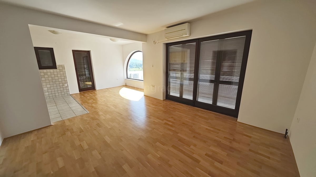 Baška, appartamento al piano terra in posizione tranquilla!