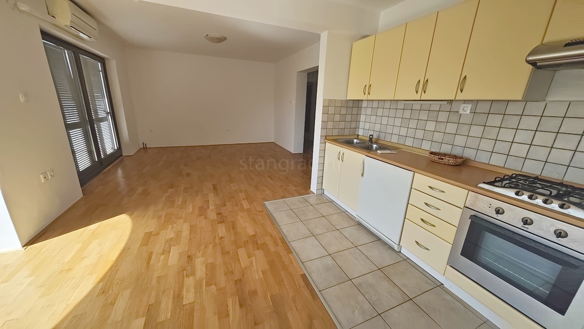 Baška, appartamento al piano terra in posizione tranquilla!