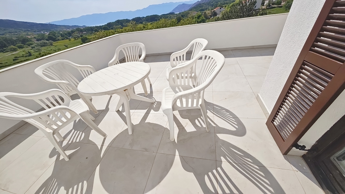 Baška, appartamento con tre camere da letto al 1° piano, posizione tranquilla!