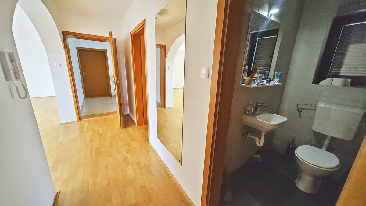 Baška, appartamento con tre camere da letto al 1° piano, posizione tranquilla!