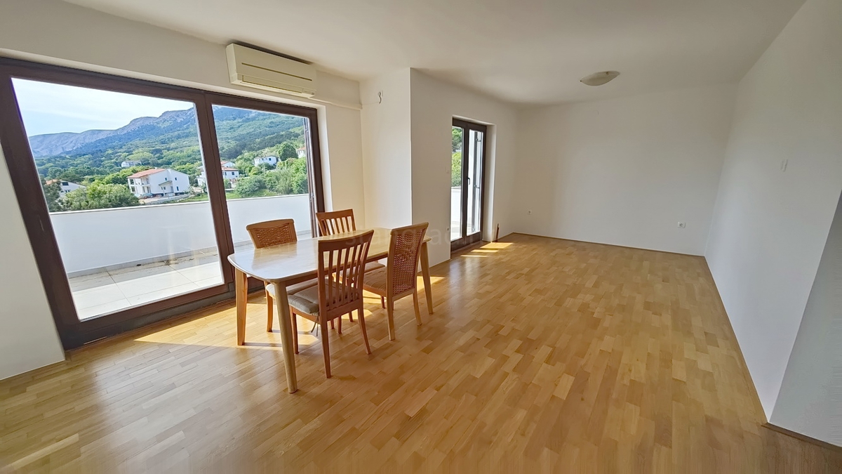 Baška, appartamento con tre camere da letto al 1° piano, posizione tranquilla!