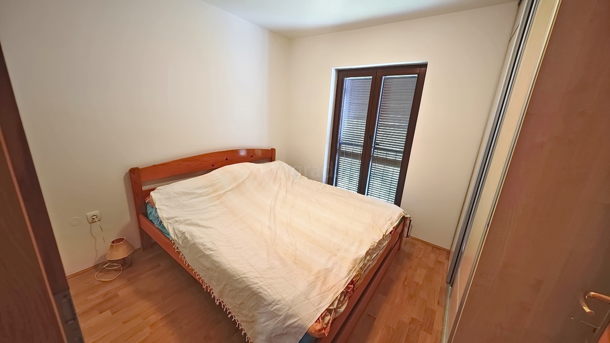 Baška, appartamento con tre camere da letto al 1° piano, posizione tranquilla!