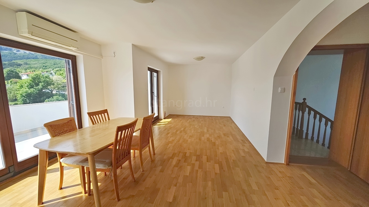 Baška, appartamento con tre camere da letto al 1° piano, posizione tranquilla!