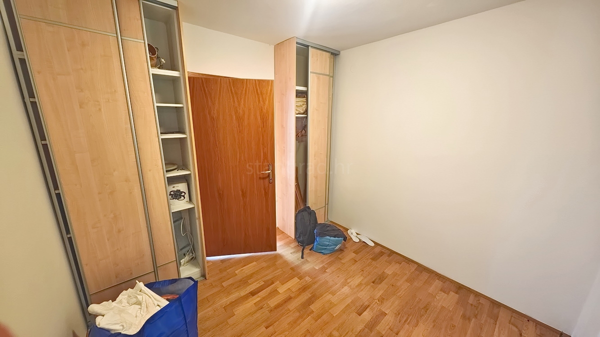 Baška, appartamento con tre camere da letto al 1° piano, posizione tranquilla!