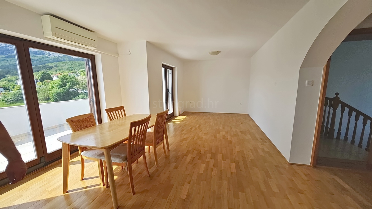 Baška, appartamento con tre camere da letto al 1° piano, posizione tranquilla!