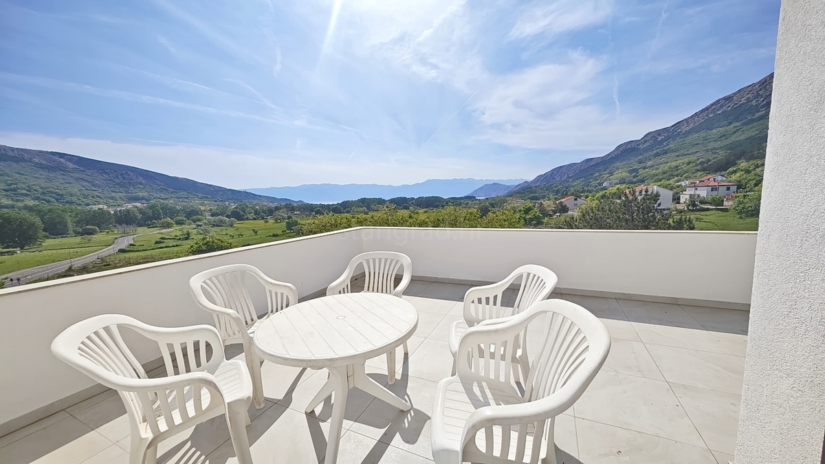 Baška, appartamento con tre camere da letto al 1° piano, posizione tranquilla!