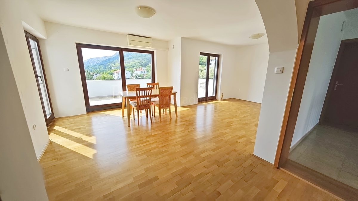 Baška, appartamento con tre camere da letto al 1° piano, posizione tranquilla!