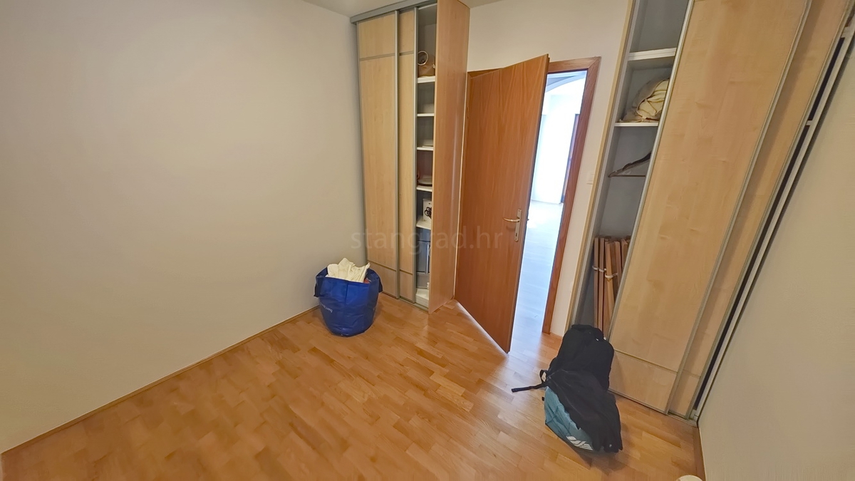 Baška, appartamento con tre camere da letto al 1° piano, posizione tranquilla!