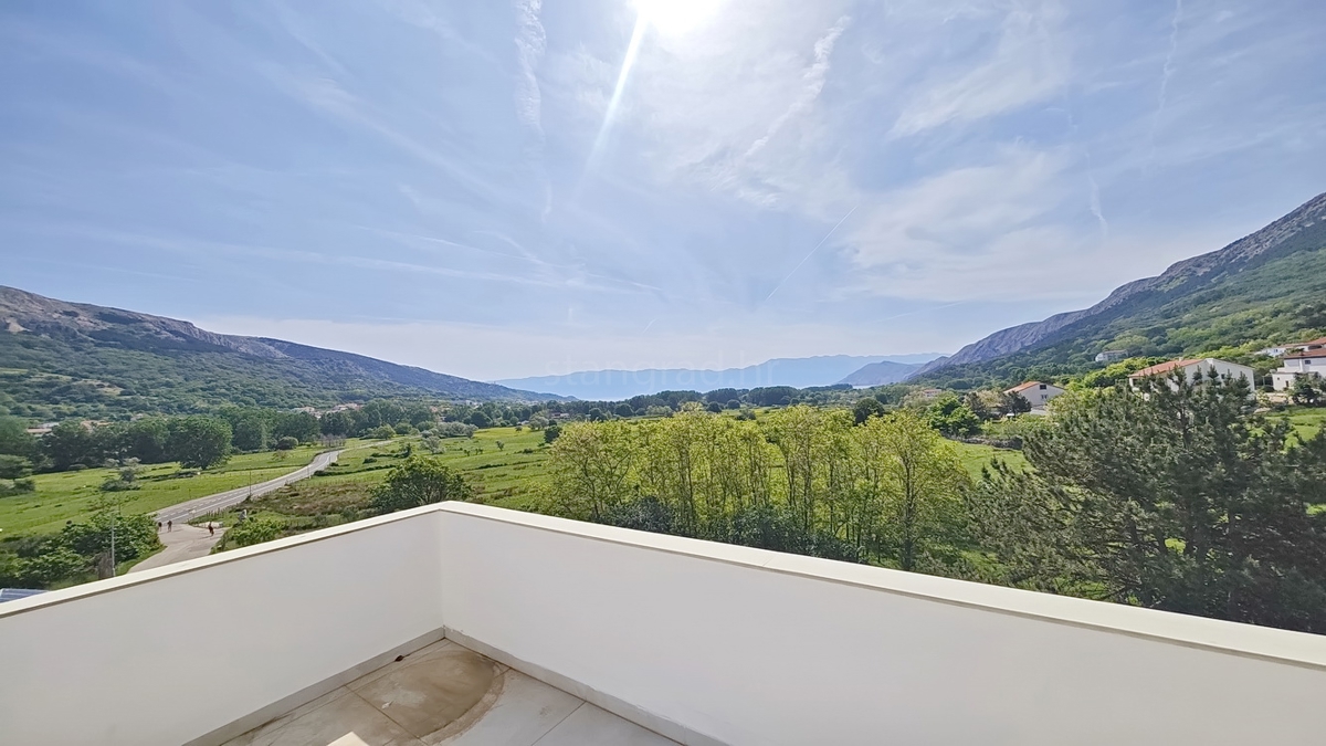 Baška, appartamento con tre camere da letto al 1° piano, posizione tranquilla!