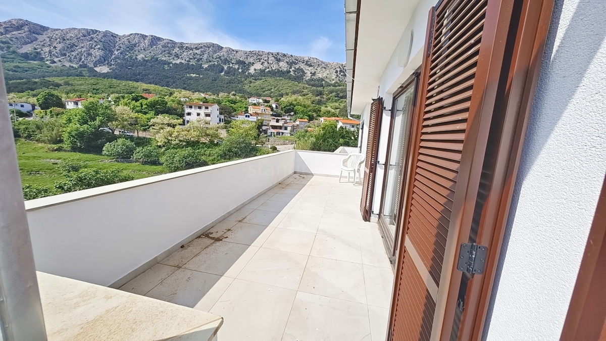 Baška, appartamento con tre camere da letto al 1° piano, posizione tranquilla!