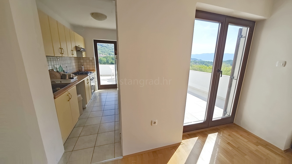 Baška, appartamento con tre camere da letto al 1° piano, posizione tranquilla!