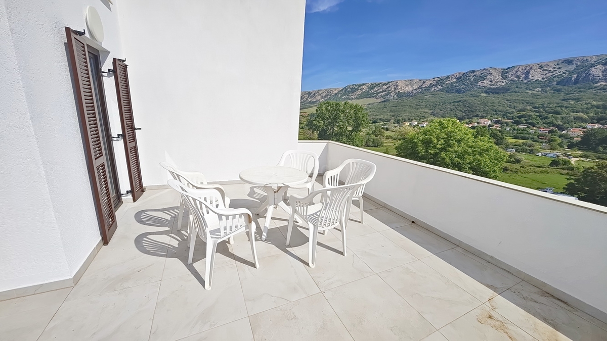 Baška, appartamento con tre camere da letto al 1° piano, posizione tranquilla!