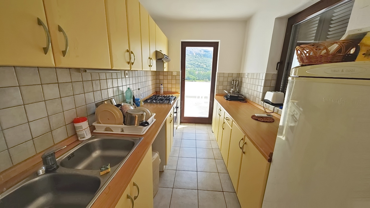 Baška, appartamento con tre camere da letto al 1° piano, posizione tranquilla!