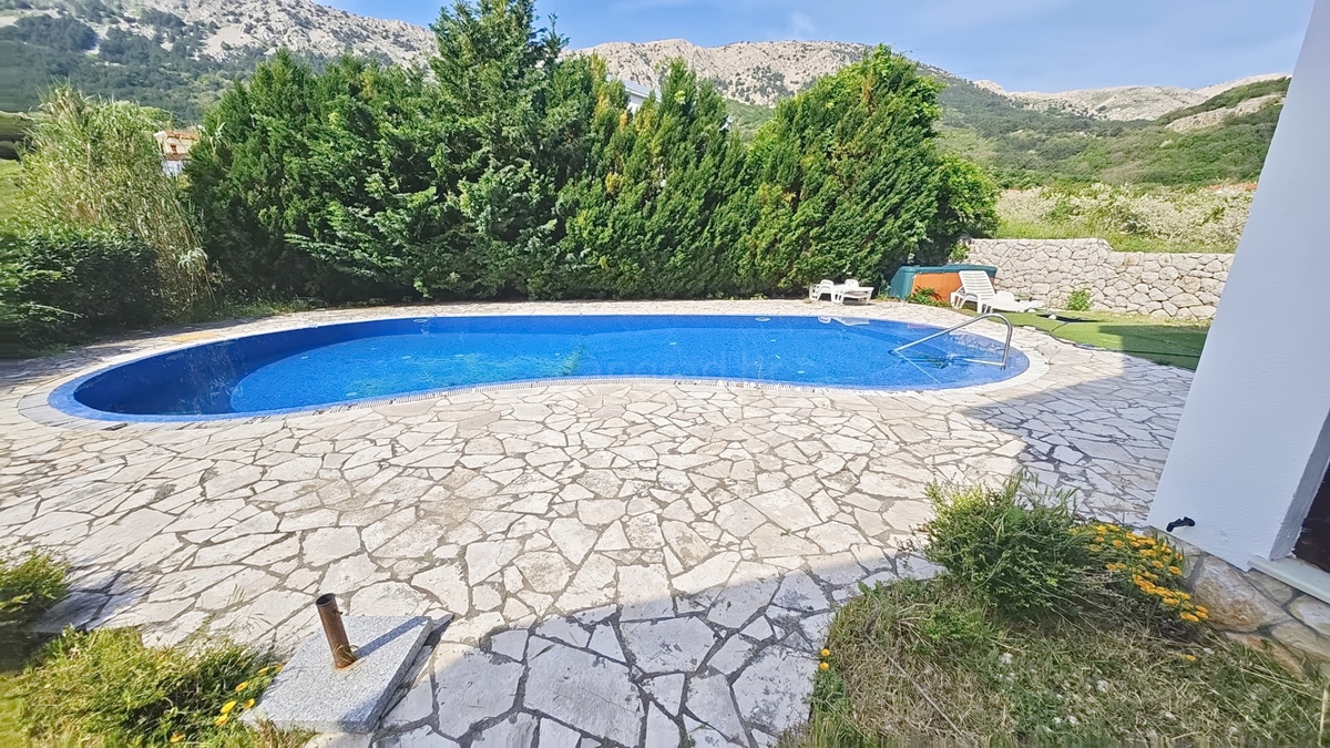 Baška, appartamento con tre camere da letto al 1° piano, posizione tranquilla!