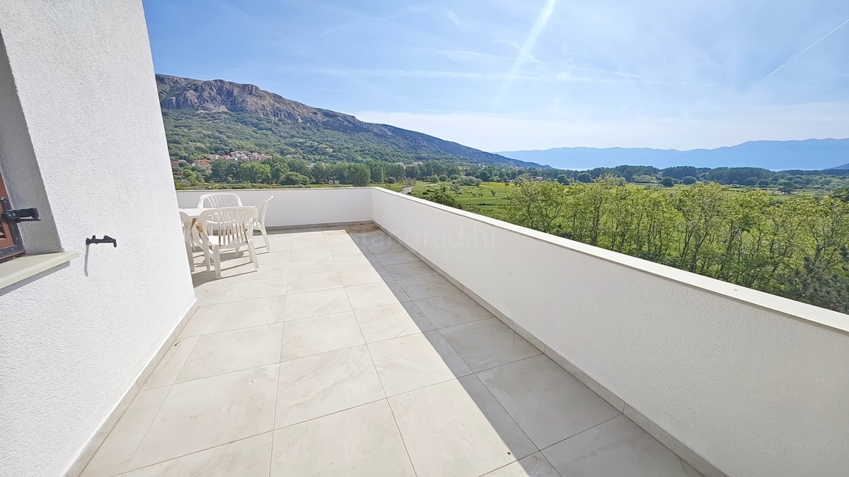 Baška, appartamento con tre camere da letto al 1° piano, posizione tranquilla!