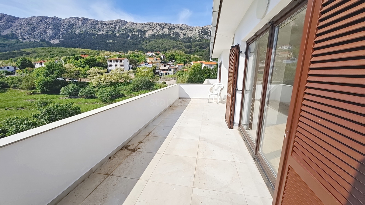 Baška, appartamento con tre camere da letto al 1° piano, posizione tranquilla!