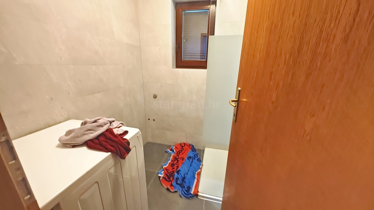 Baška, appartamento con tre camere da letto al 1° piano, posizione tranquilla!