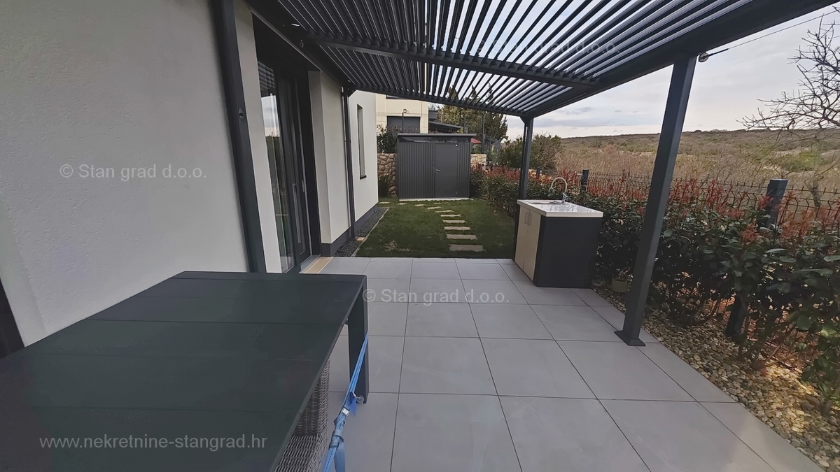 Krk, appartamento su due piani con giardino e vista mare!