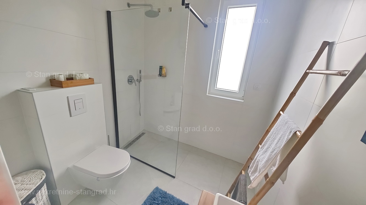 Krk, appartamento su due piani con giardino e vista mare!