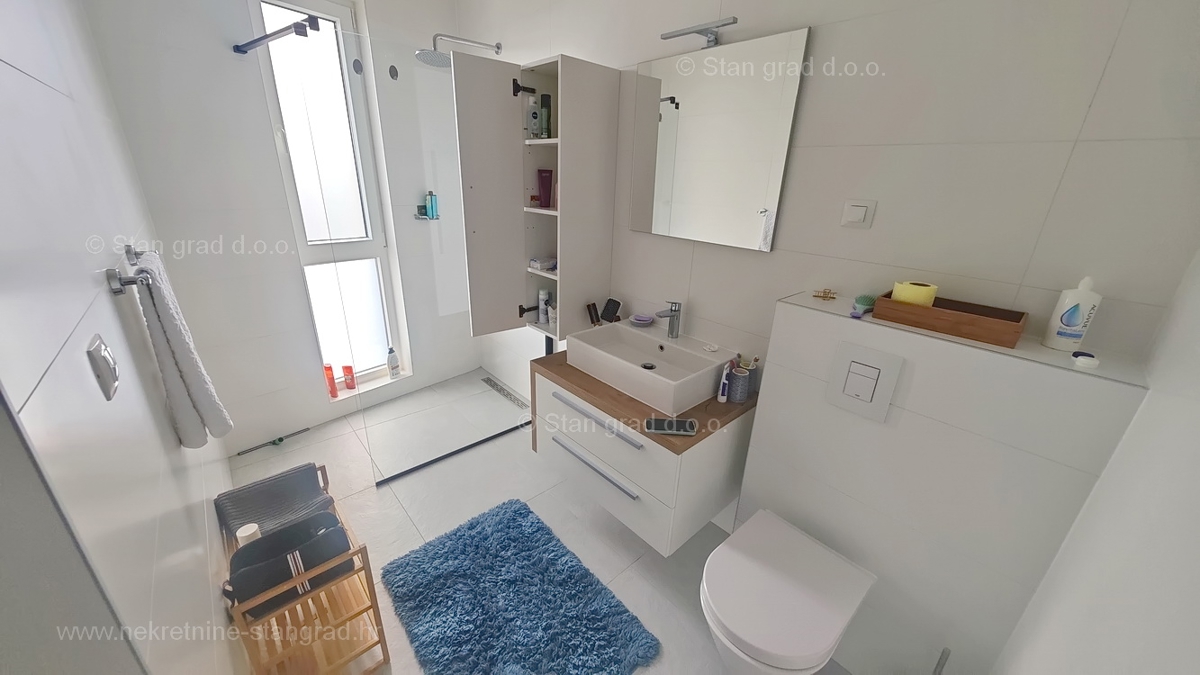 Krk, appartamento su due piani con giardino e vista mare!