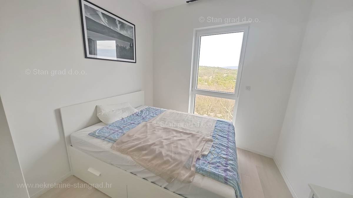 Krk, appartamento su due piani con giardino e vista mare!