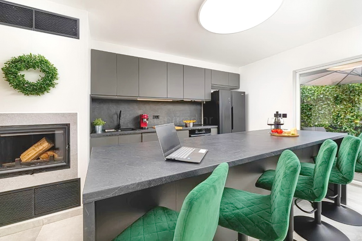 Malinska, splendido appartamento su tre piani con giardino e vista!