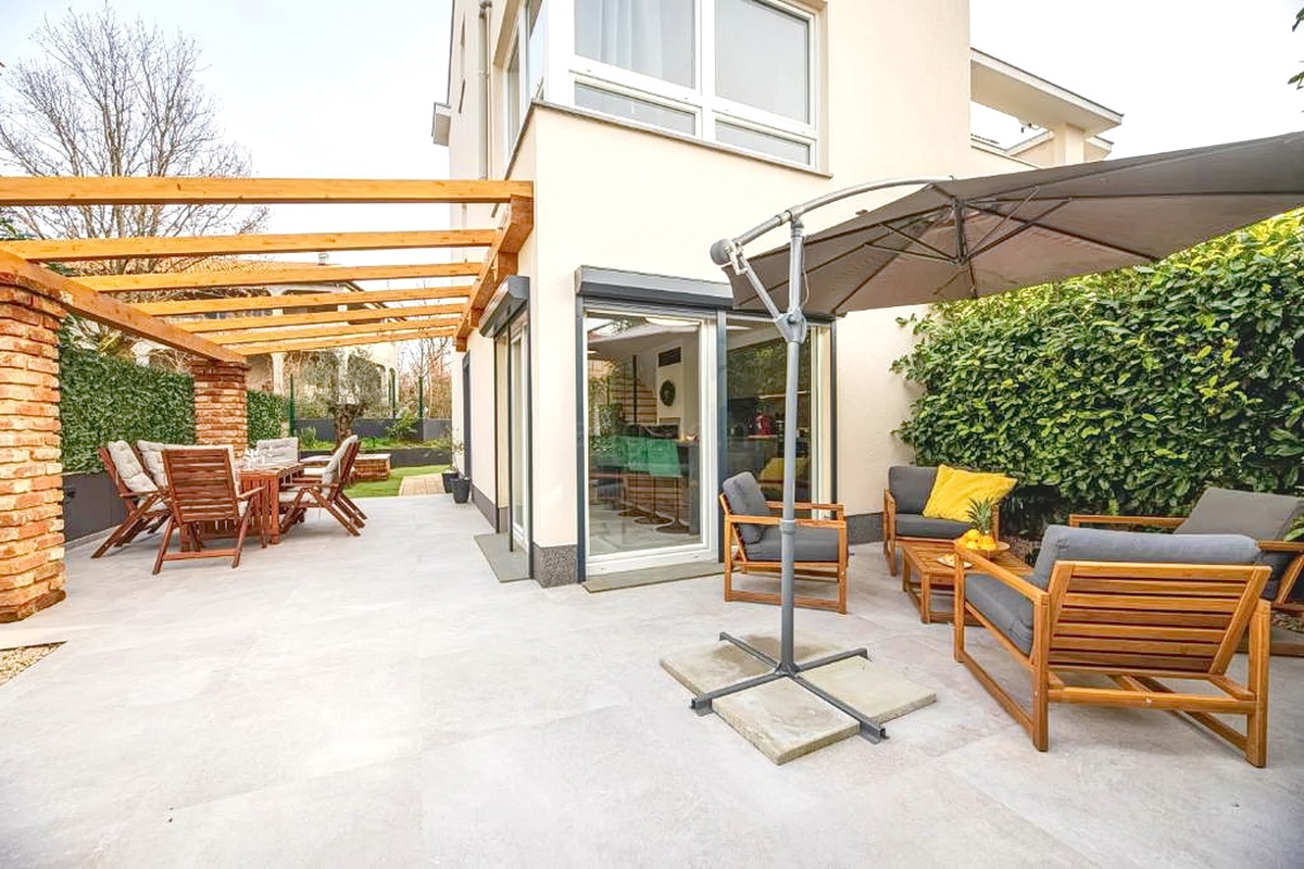 Malinska, splendido appartamento su tre piani con giardino e vista!