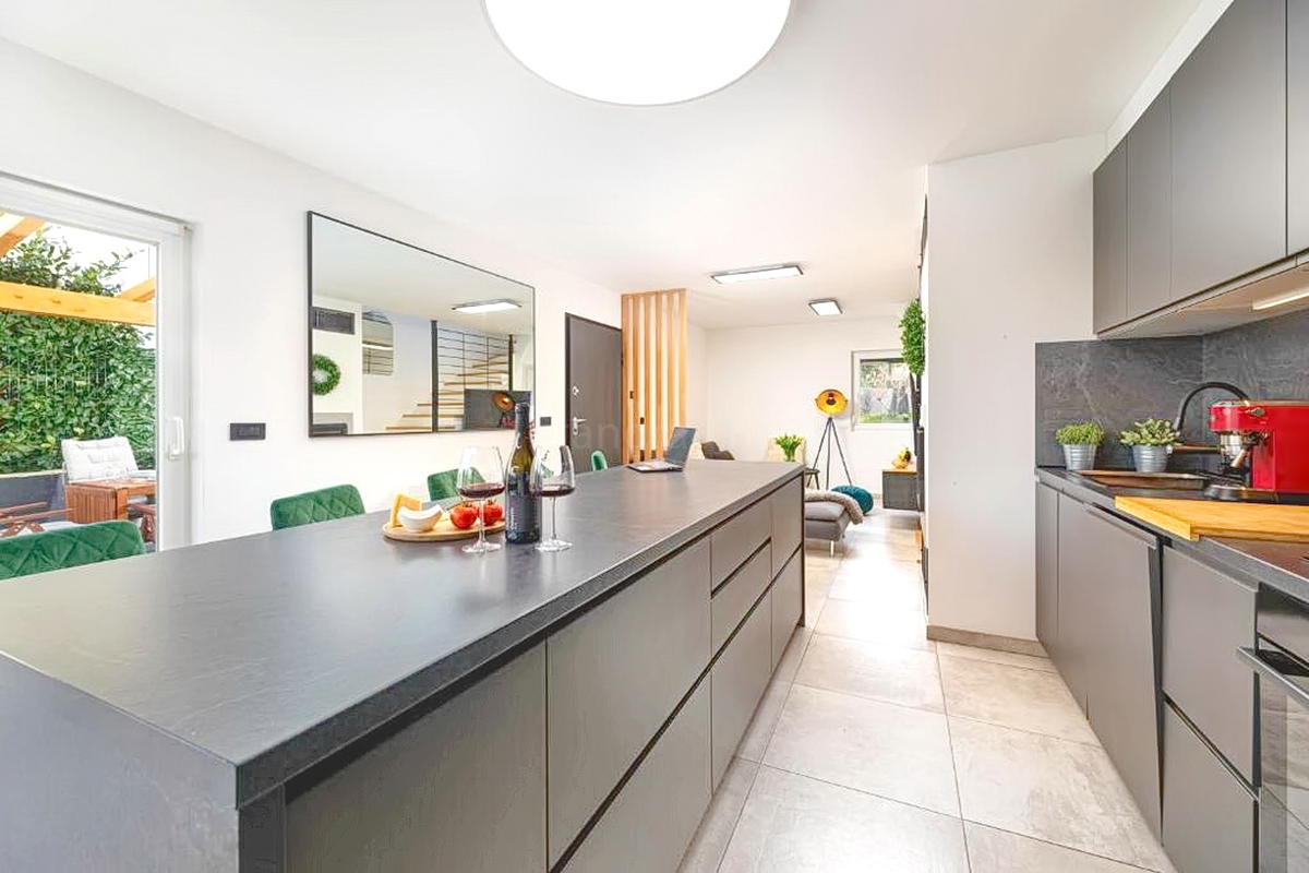 Malinska, splendido appartamento su tre piani con giardino e vista!