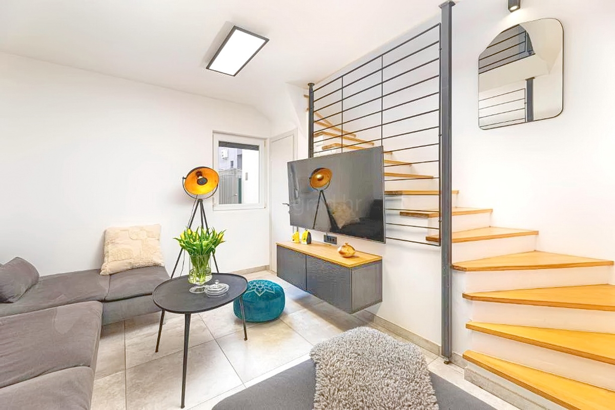 Malinska, splendido appartamento su tre piani con giardino e vista!