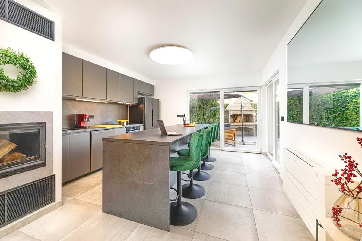 Malinska, splendido appartamento su tre piani con giardino e vista!