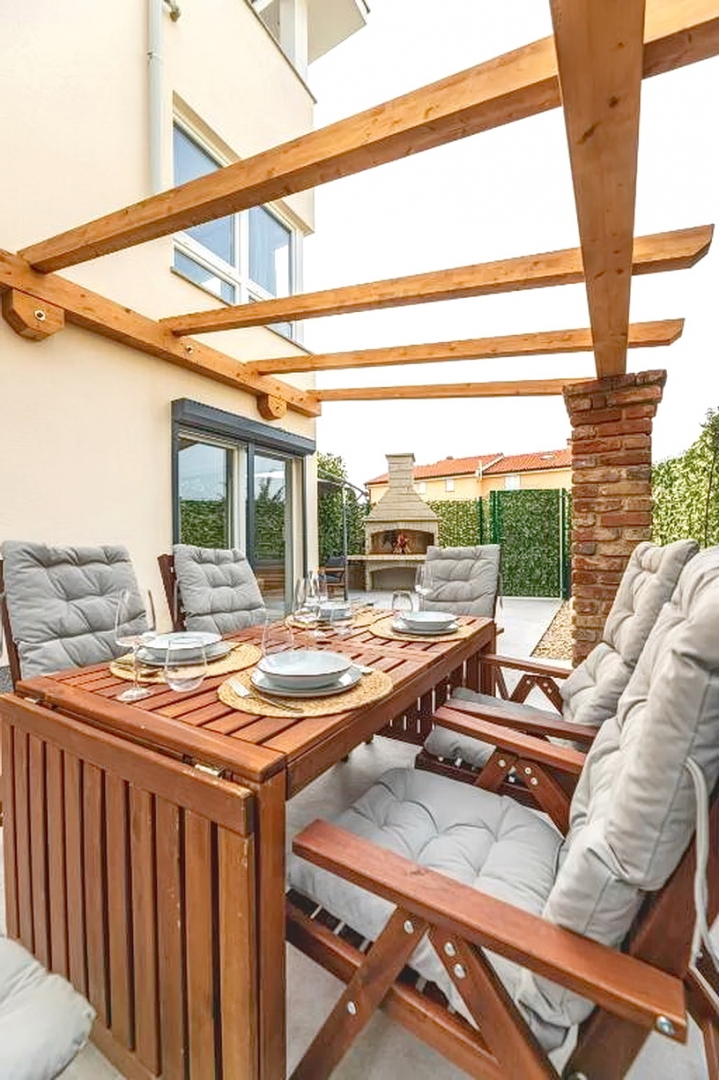 Malinska, splendido appartamento su tre piani con giardino e vista!