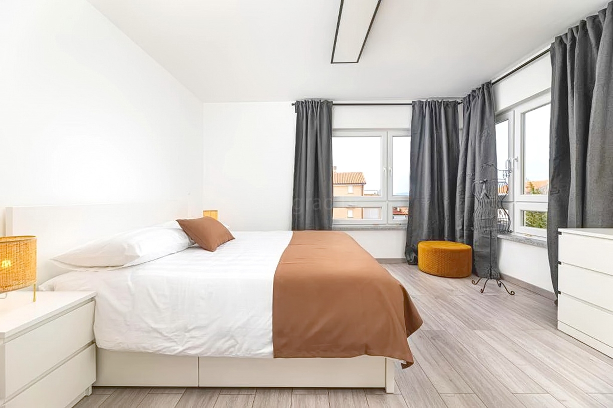 Malinska, splendido appartamento su tre piani con giardino e vista!