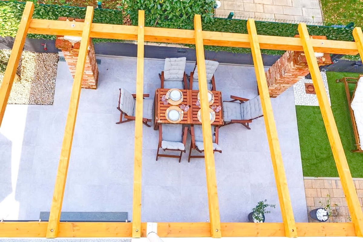 Malinska, splendido appartamento su tre piani con giardino e vista!