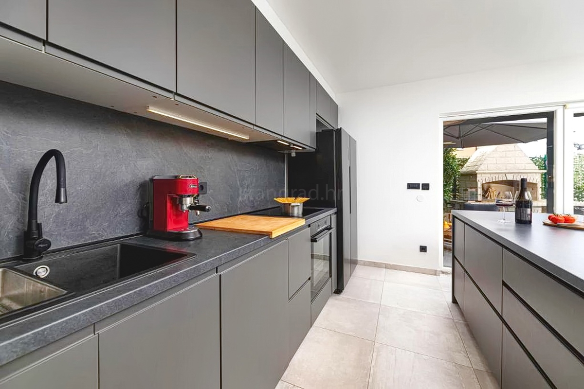 Malinska, splendido appartamento su tre piani con giardino e vista!