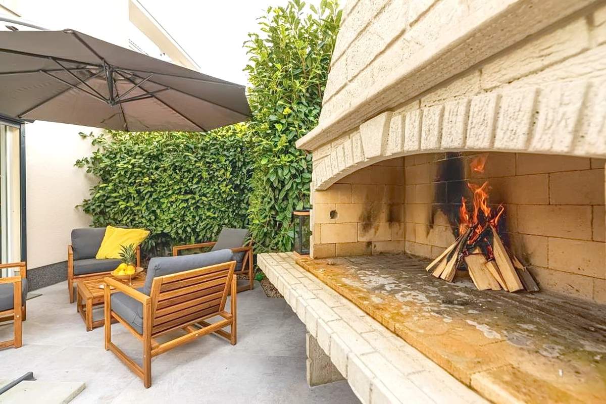 Malinska, splendido appartamento su tre piani con giardino e vista!