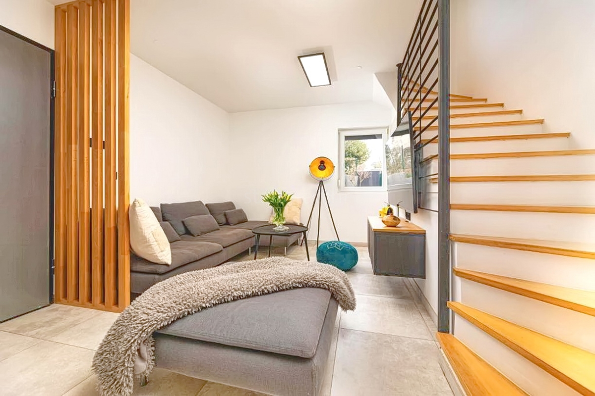 Malinska, splendido appartamento su tre piani con giardino e vista!