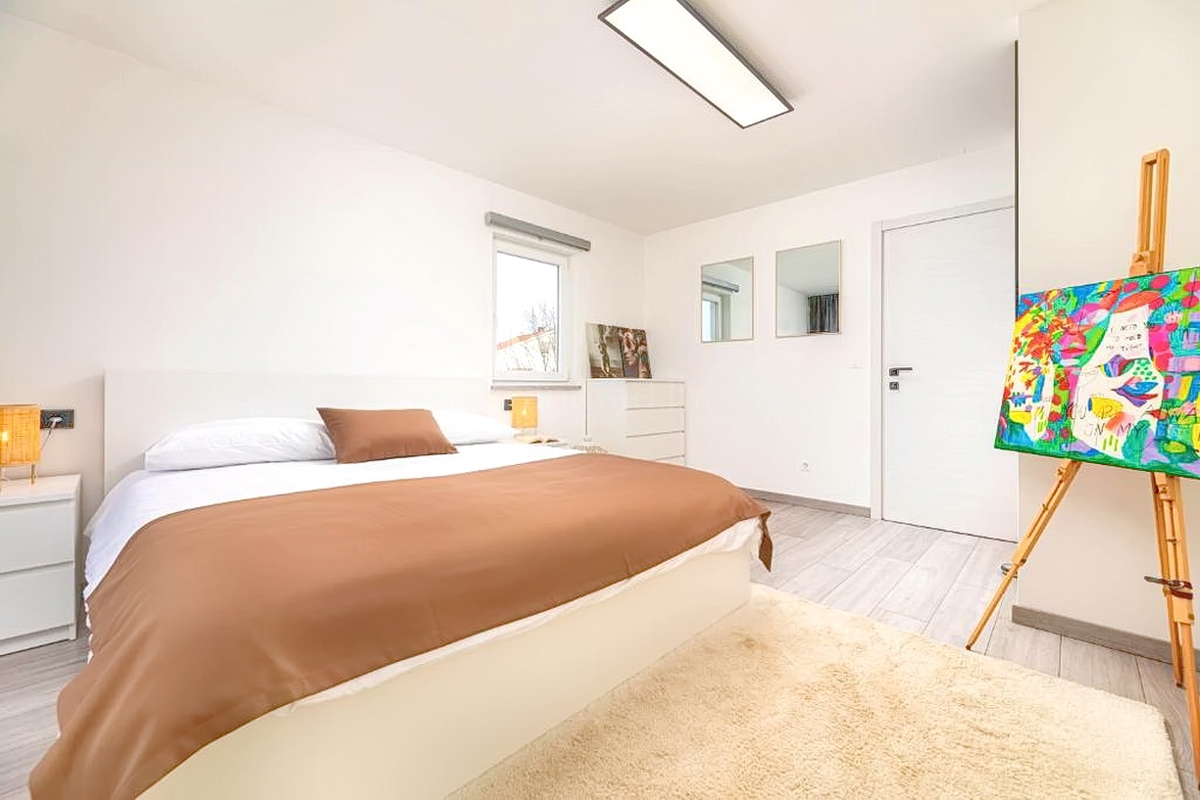 Malinska, splendido appartamento su tre piani con giardino e vista!