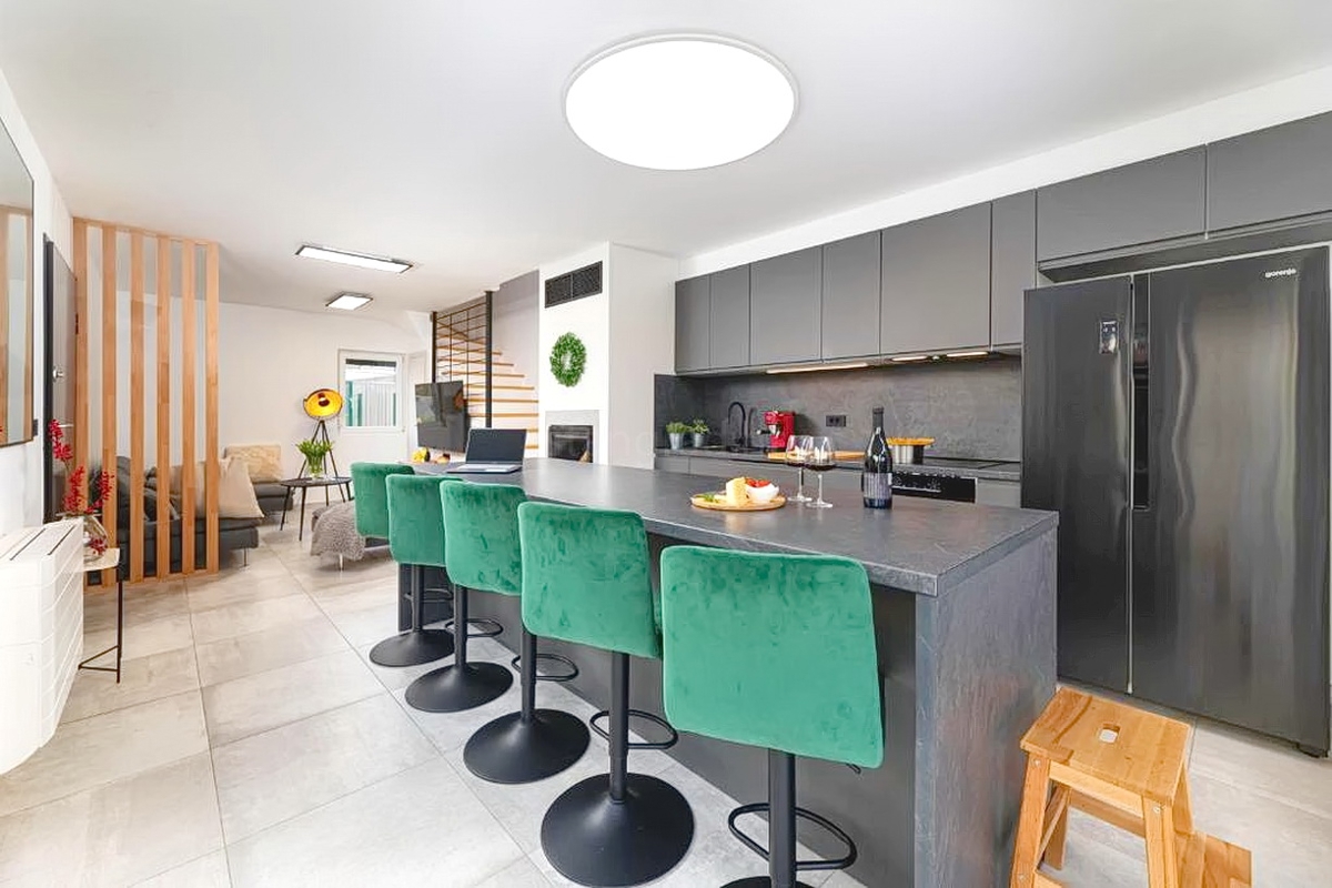 Malinska, splendido appartamento su tre piani con giardino e vista!