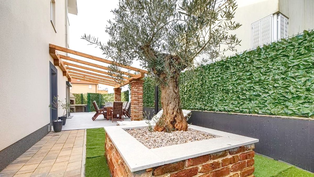 Malinska, splendido appartamento su tre piani con giardino e vista!