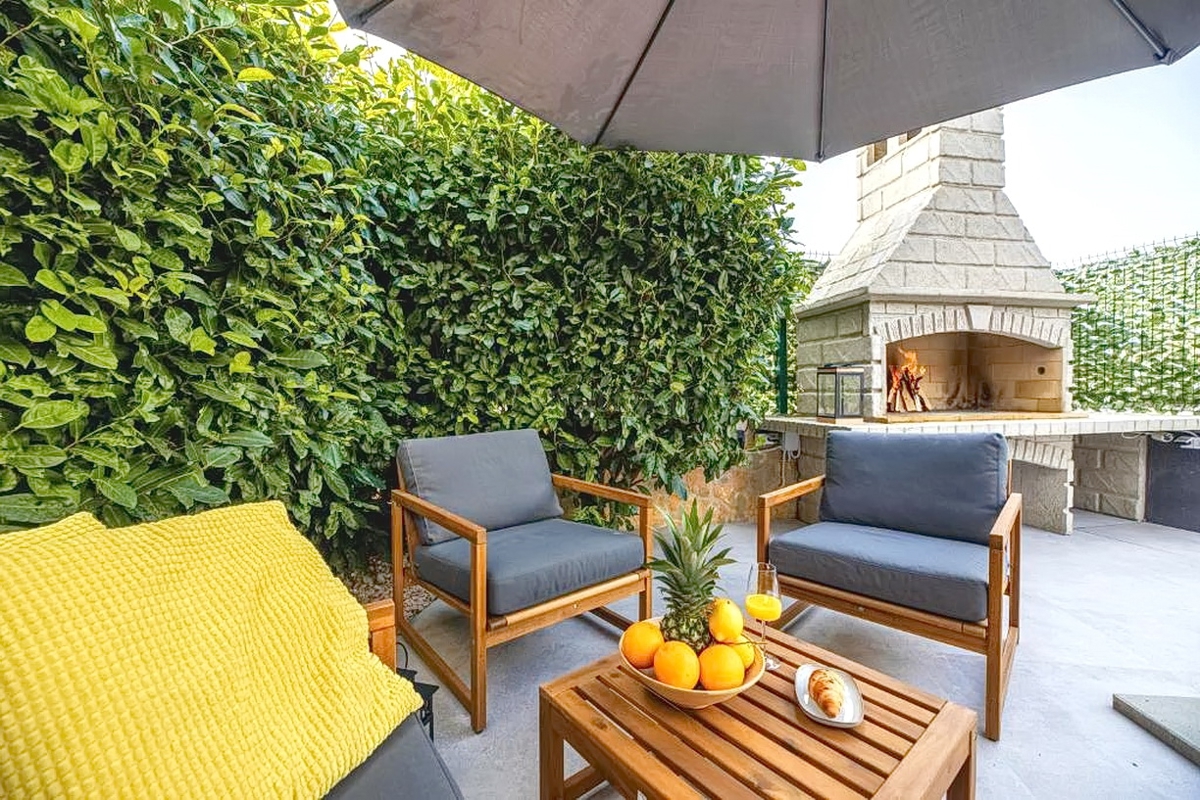 Malinska, splendido appartamento su tre piani con giardino e vista!