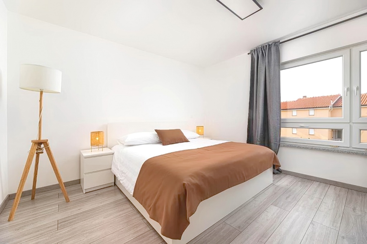 Malinska, splendido appartamento su tre piani con giardino e vista!