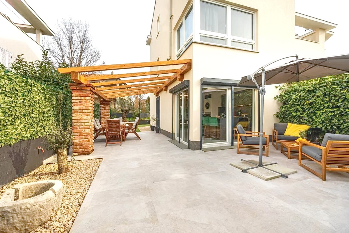 Malinska, splendido appartamento su tre piani con giardino e vista!