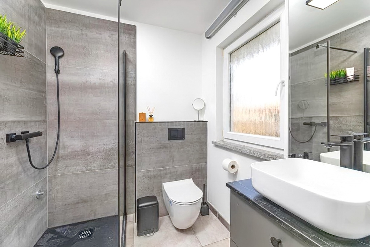 Malinska, splendido appartamento su tre piani con giardino e vista!