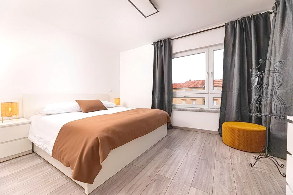 Malinska, splendido appartamento su tre piani con giardino e vista!