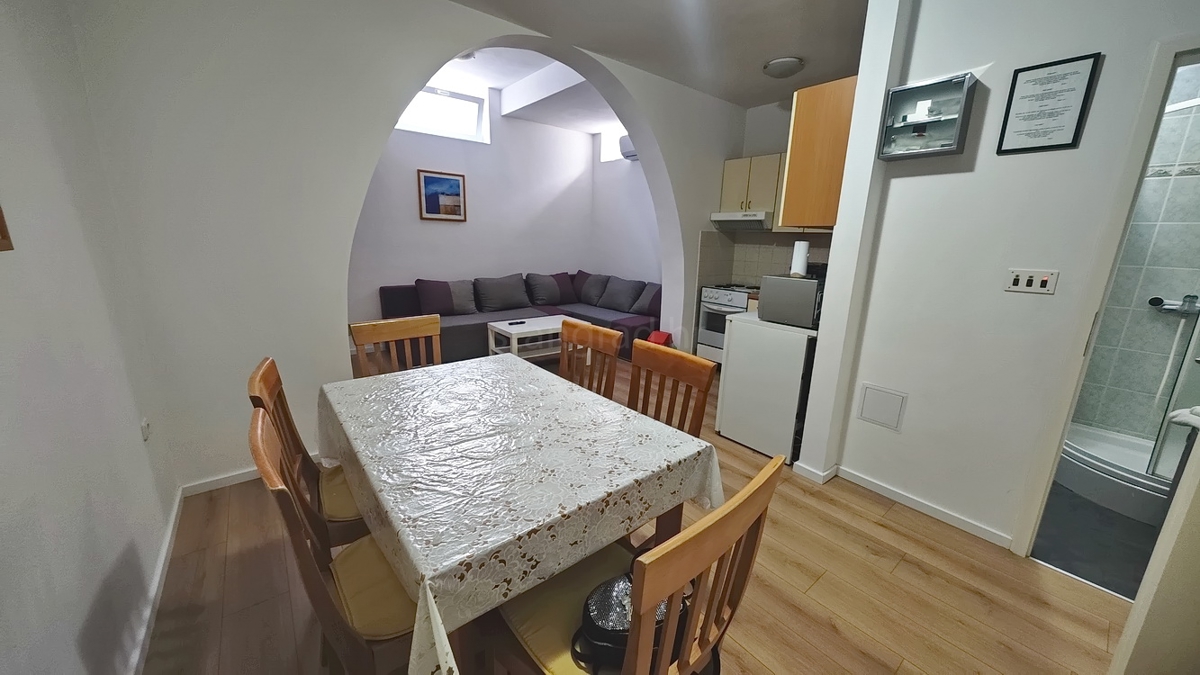 Malinska, appartamento arredato con una camera da letto in un'ottima posizione!