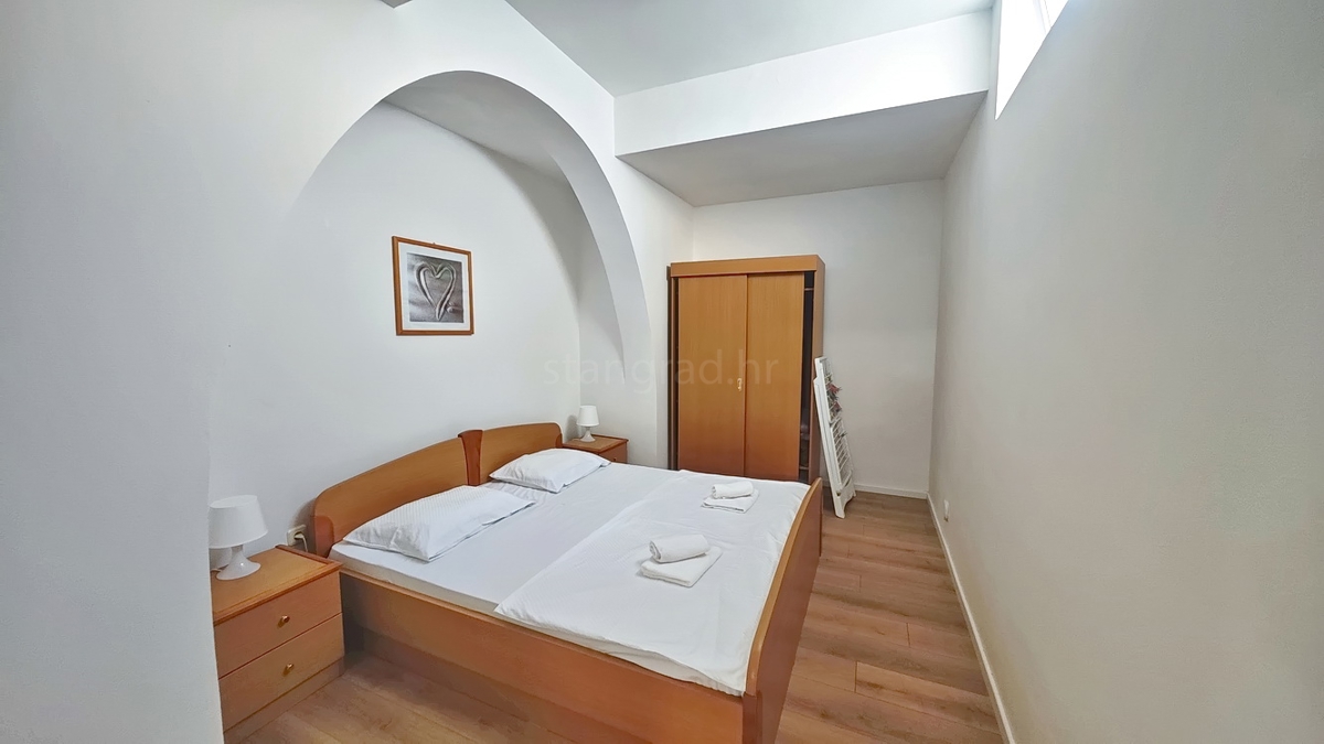 Malinska, appartamento arredato con una camera da letto in un'ottima posizione!