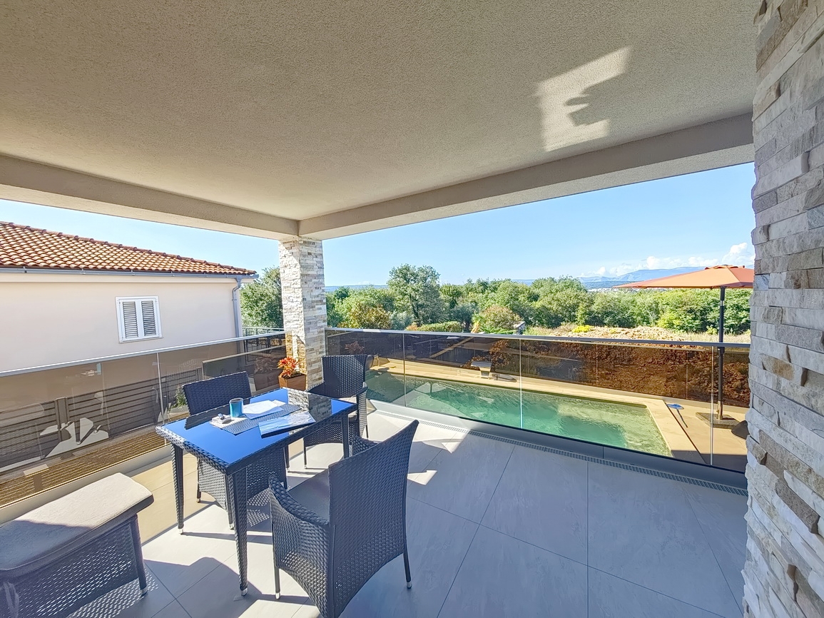 Malinska, villa moderna con piscina in posizione tranquilla!