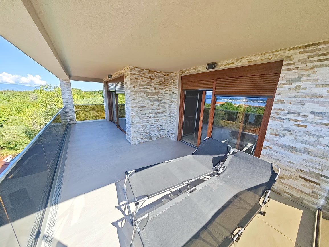 Malinska, villa moderna con piscina in posizione tranquilla!