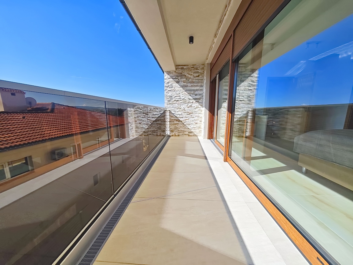 Malinska, villa moderna con piscina in posizione tranquilla!