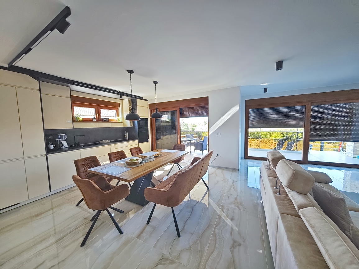 Malinska, villa moderna con piscina in posizione tranquilla!